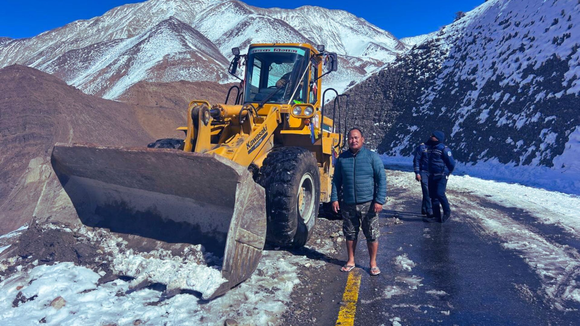 भारी हिमपातका कारण अवरुद्ध मुक्तिनाथ सडक खुलाउन डोजर परिचालन
