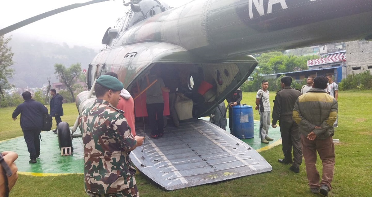 छाङ्गरु र तिंकरमा हेलिकप्टरबाट पुर्याइयो निर्वाचन सामग्री र कर्मचारी