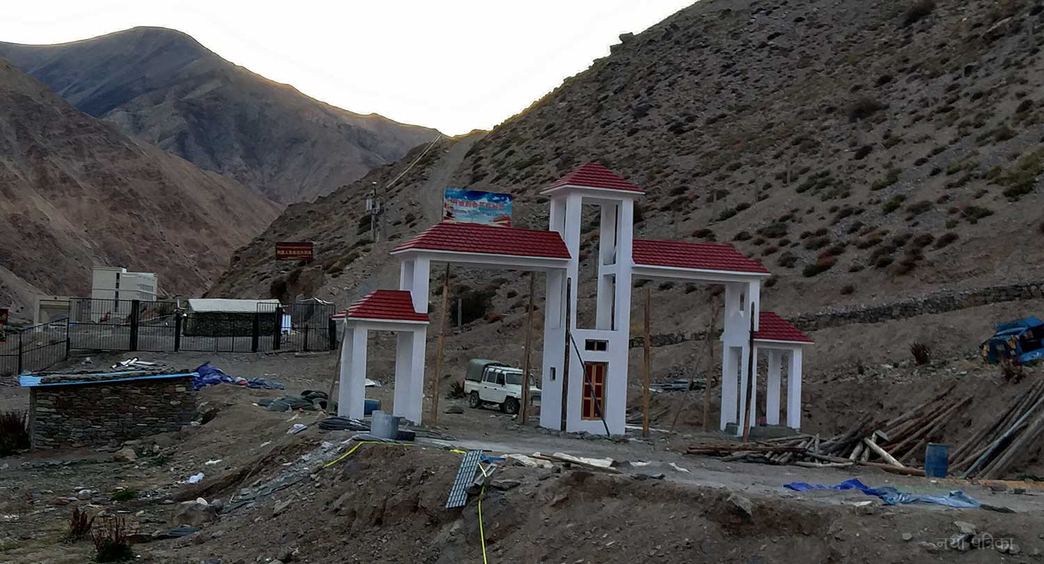हिल्सा नाकाबाट ३ तीनमा ३३ गाडी सिमेन्ट र छड आयात