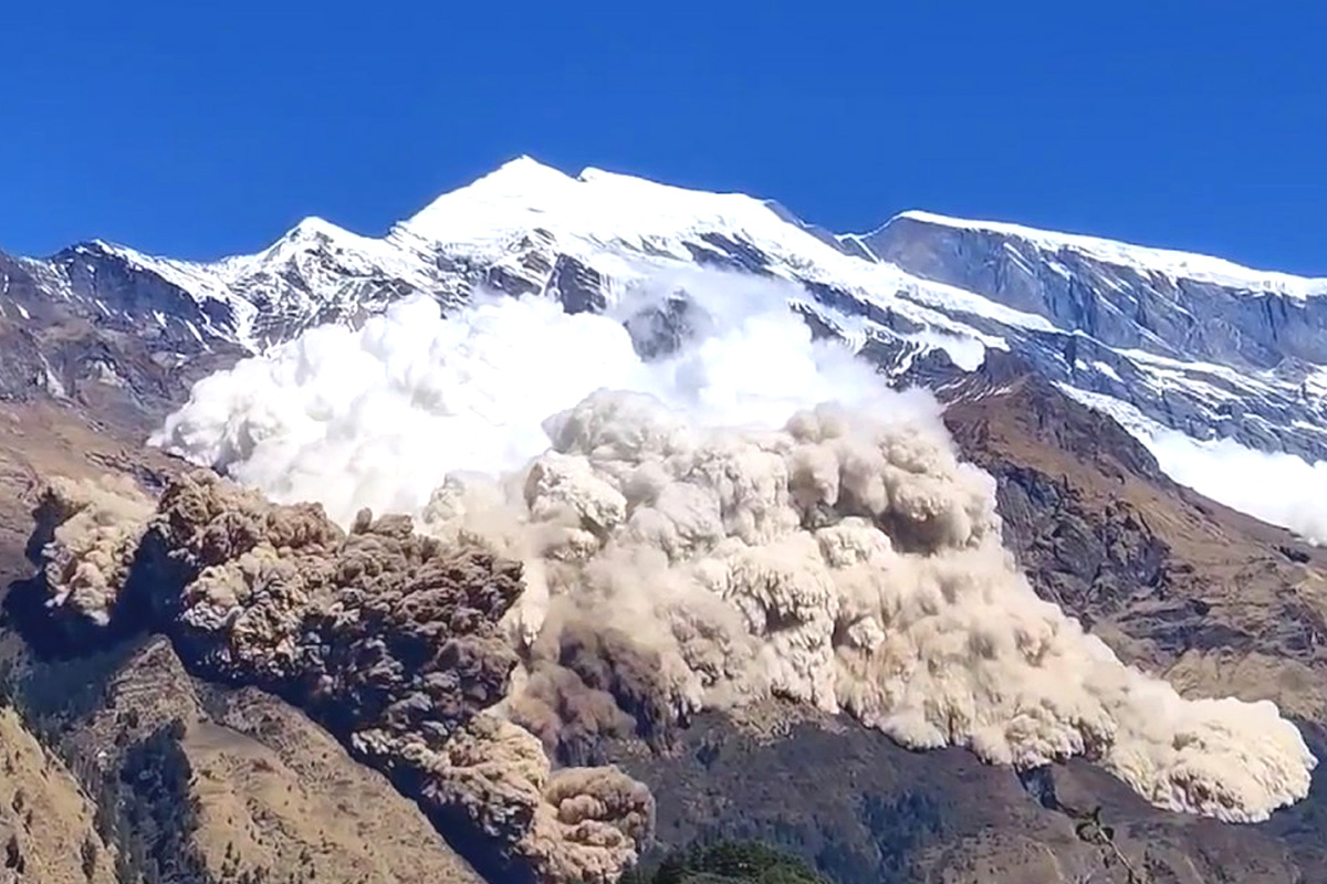 सगरमाथामा गएको हिम पहिरोमा परी तीन जनाको मृत्यु