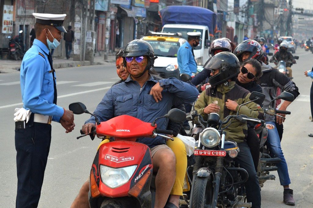 काठमाडौं उपत्यकामा एकैदिन मापसे गरी सवारी साधन चलाउने २२३ जना समातिए 