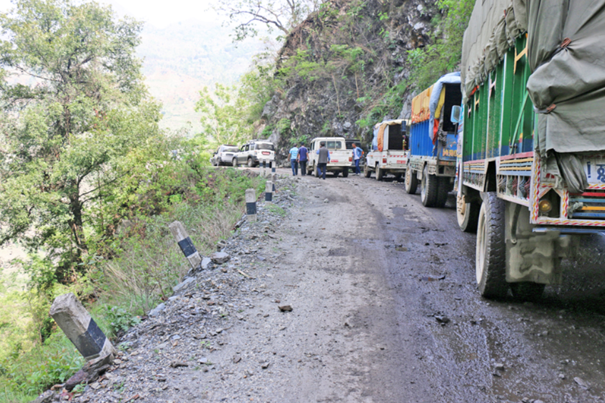 एक दर्जन भन्दा बढी स्थानमा सडक अवरुद्ध