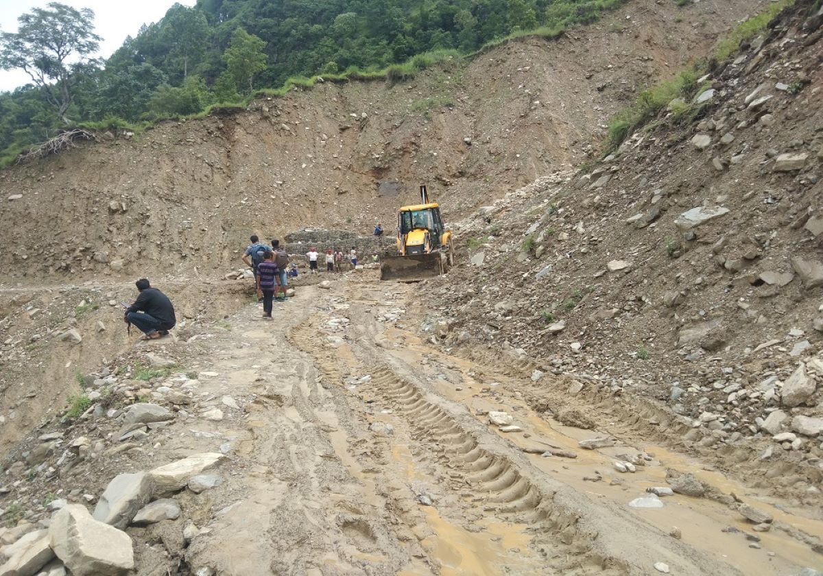 कालीगण्डकी करिडोरको हर्मिचौरबाट मालढुङ्गासम्मको ५५ किलोमिटर  सडक कालोपत्र गरिँदै