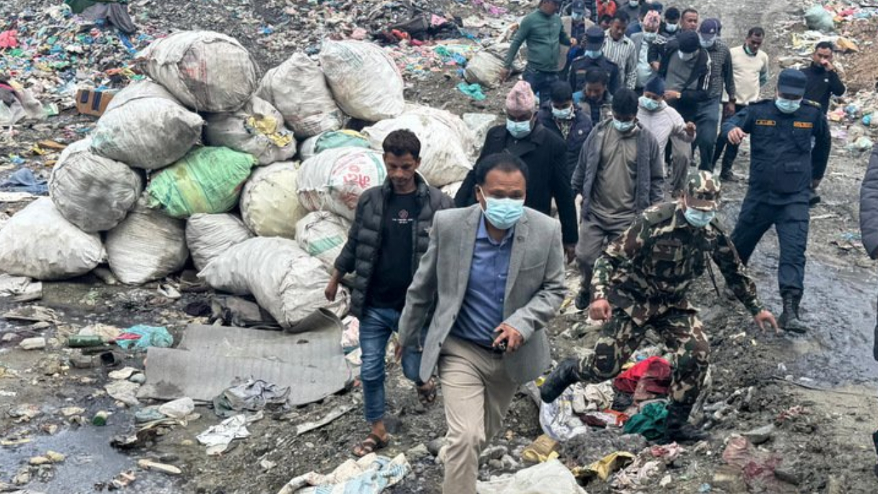 मन्त्री घिसिङकाे प्रतिबद्धतासँगै बञ्चरेडाँडामा फोहोर विसर्जन सुचारु