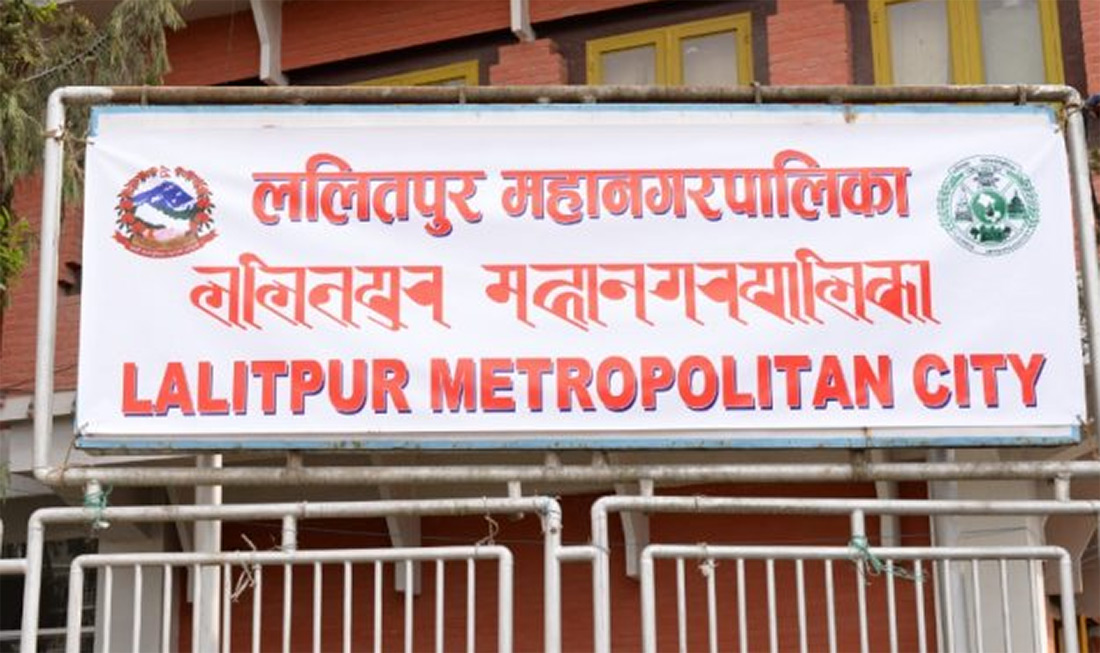 पोलमा विज्ञापनको पर्चा टाँस्ने कम्पनीलाई ललितपुर महानगरले तिरायो १० हजार जरिवाना