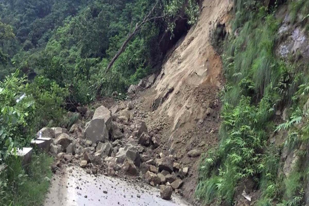 सडक अवरुद्ध हुँदा स्थानीयलाई समस्या