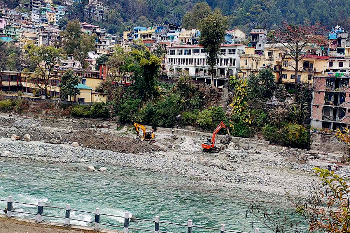 महाकाली नदी किनारमा एकतर्फीरूपमा तटबन्ध निर्माण गदैँ भारत