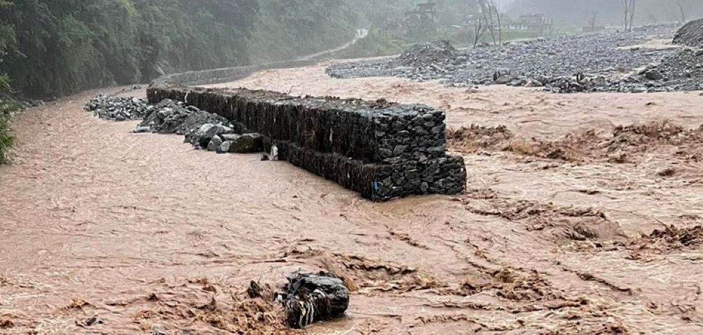 मेलम्ची–हेलम्बु सडक अवरुद्ध, सतर्कता अपनाउन अनुरोध