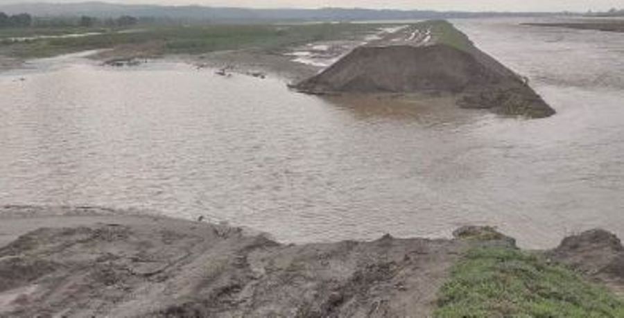 त्रियुगा नदी नियन्त्रणका लागि लगाइएको बाँध भत्कियो