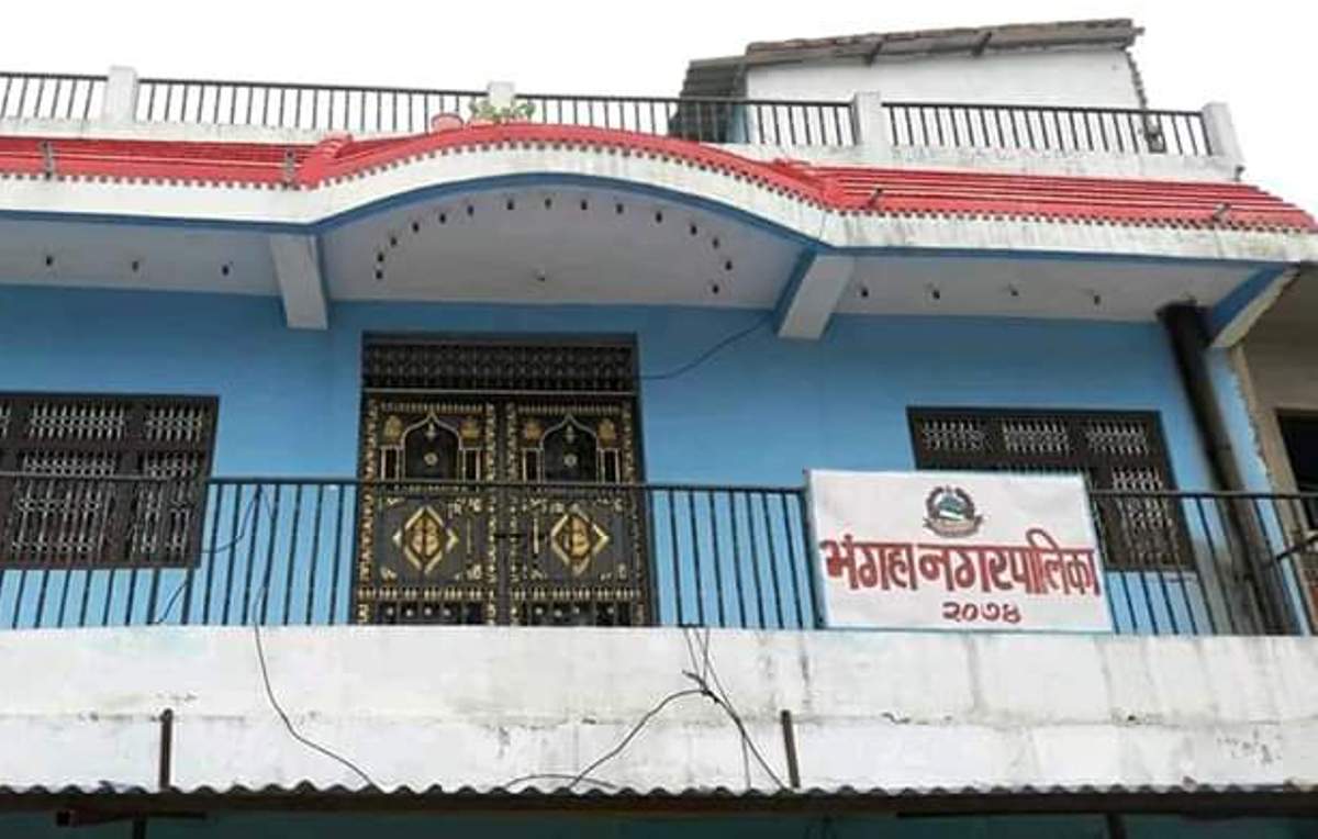 नगरपालिका भवन निर्माणका लागि मेयर साहद्वारा जग्गा दान