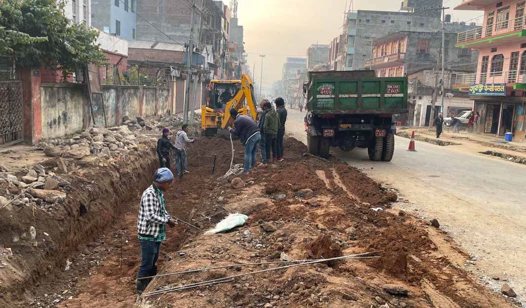 मुख्य बजारको सडक छेउमा नाला निर्माण