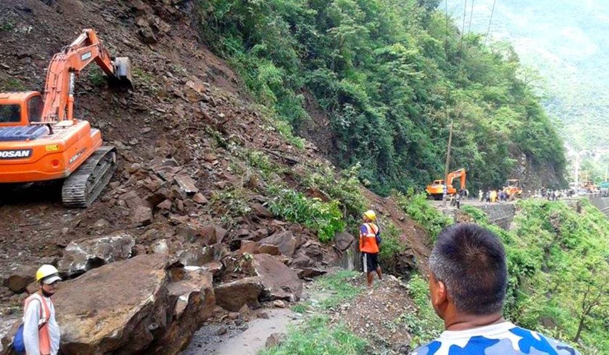 पहिरो पन्छाएर नारायणगढ–मुग्लिन सडकखण्डमा सवारी सञ्चालन