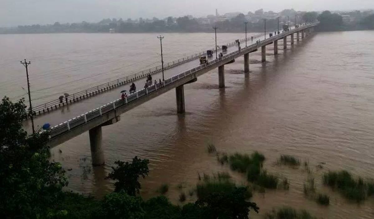 नारायणी पुलमा मोटरसाइकल दुर्घटना हुँदा चालकको मृत्यु