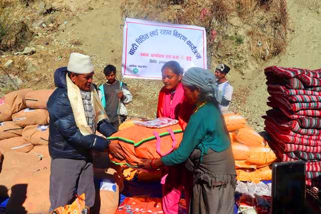 मुगुका बाढी पीडितलाई राहत वितरण