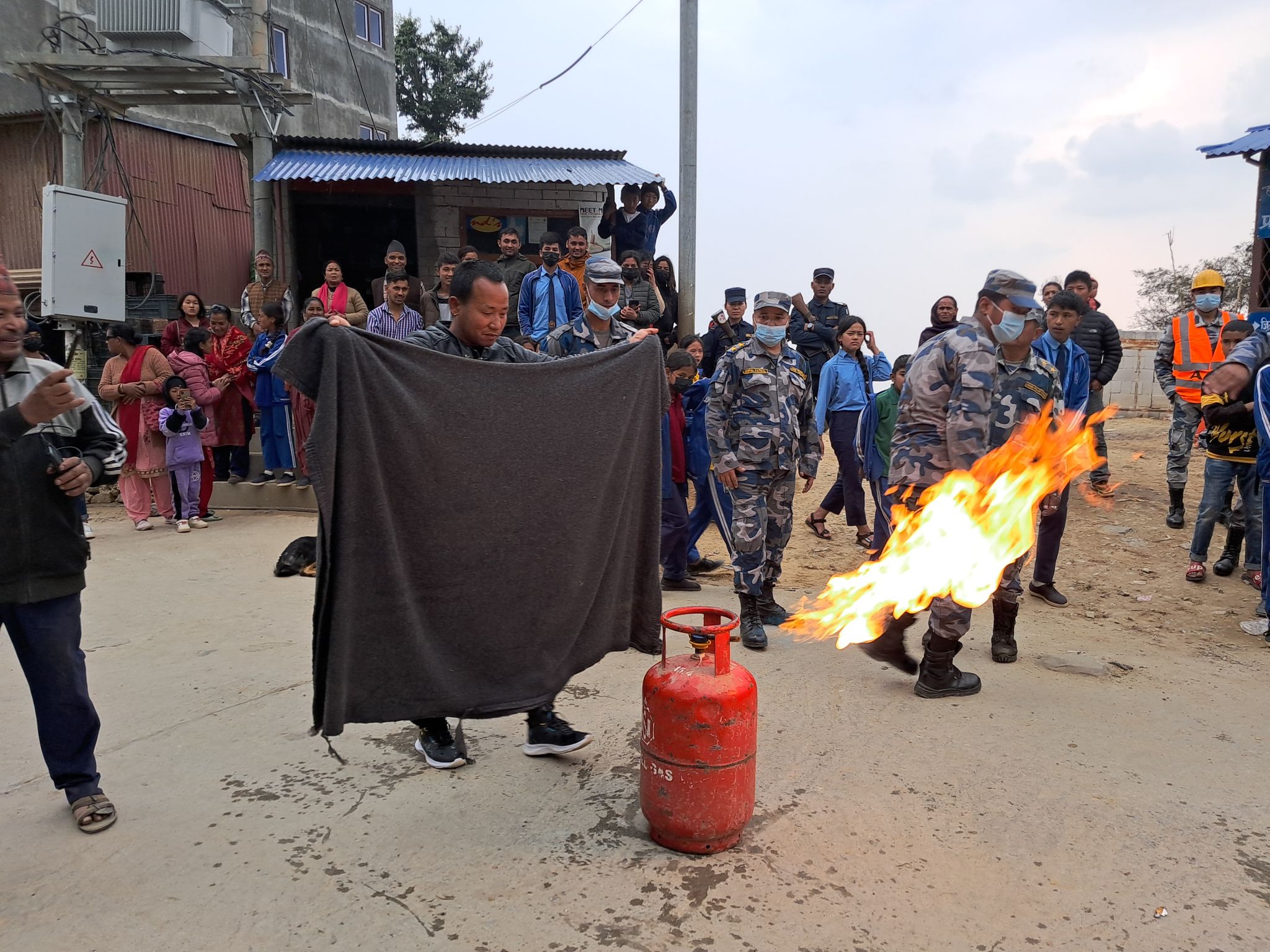 शसस्त्रद्धारा ग्याँस सिलिण्डरबाट लागेको आगो निभाउने अभ्यास प्रदर्शन