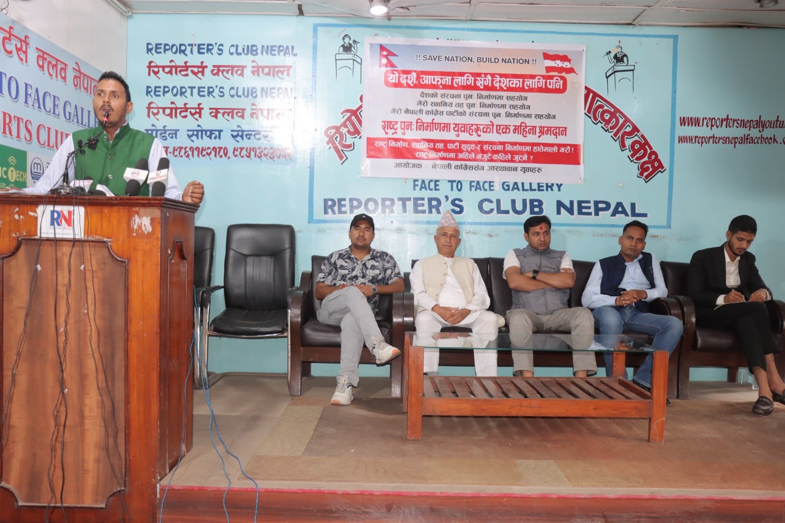 ध्वस्त संरचना पुनर्निमाण गर्न कांग्रेसका युवाहरूले श्रमदान र आर्थिक दान गर्ने