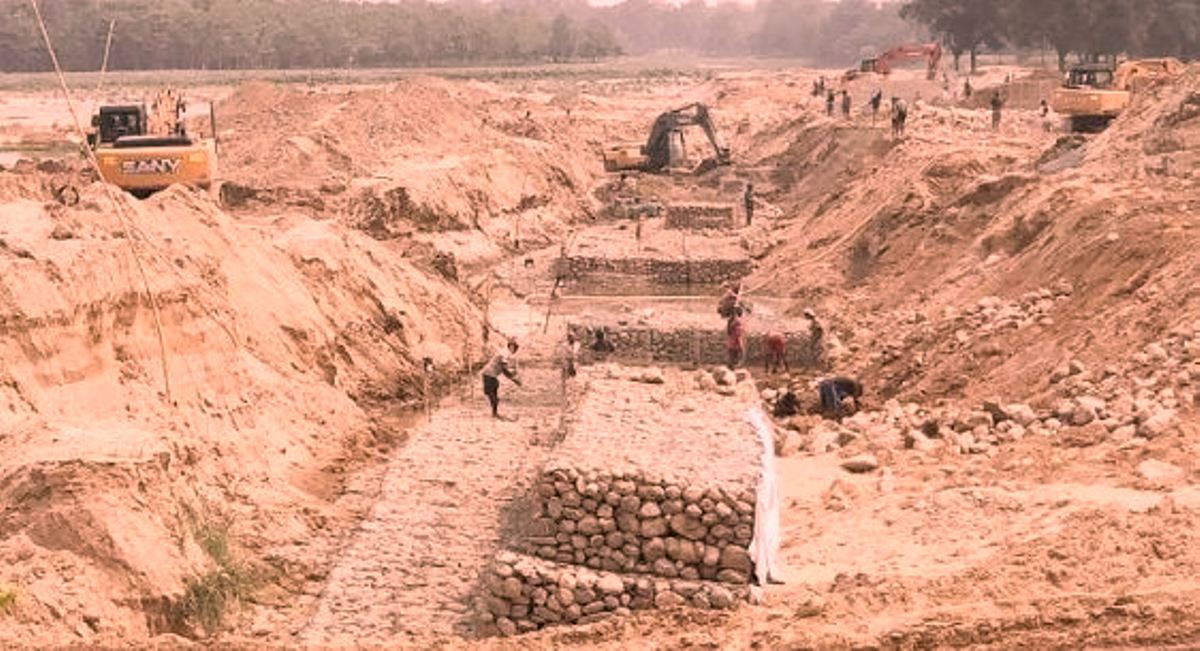 मन्त्री भण्डारीद्वारा निर्माणाधीन पेट्रोलियम भण्डारण गृहको निरीक्षण