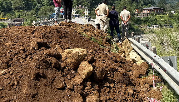 पहिरोले कुश्मादेखि बेनीसम्मको सडकमा ठाउँ ठाउँमा क्षति, दशैंअघि मालढुंगा पुल सञ्चालन गर्ने तयारी