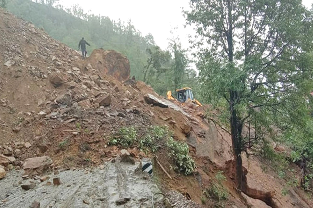 पहिरोले साँफे–मार्तडी लोकमार्ग अवरुद्ध भएपछि स्थानीयलाई आउजाउमा समस्या