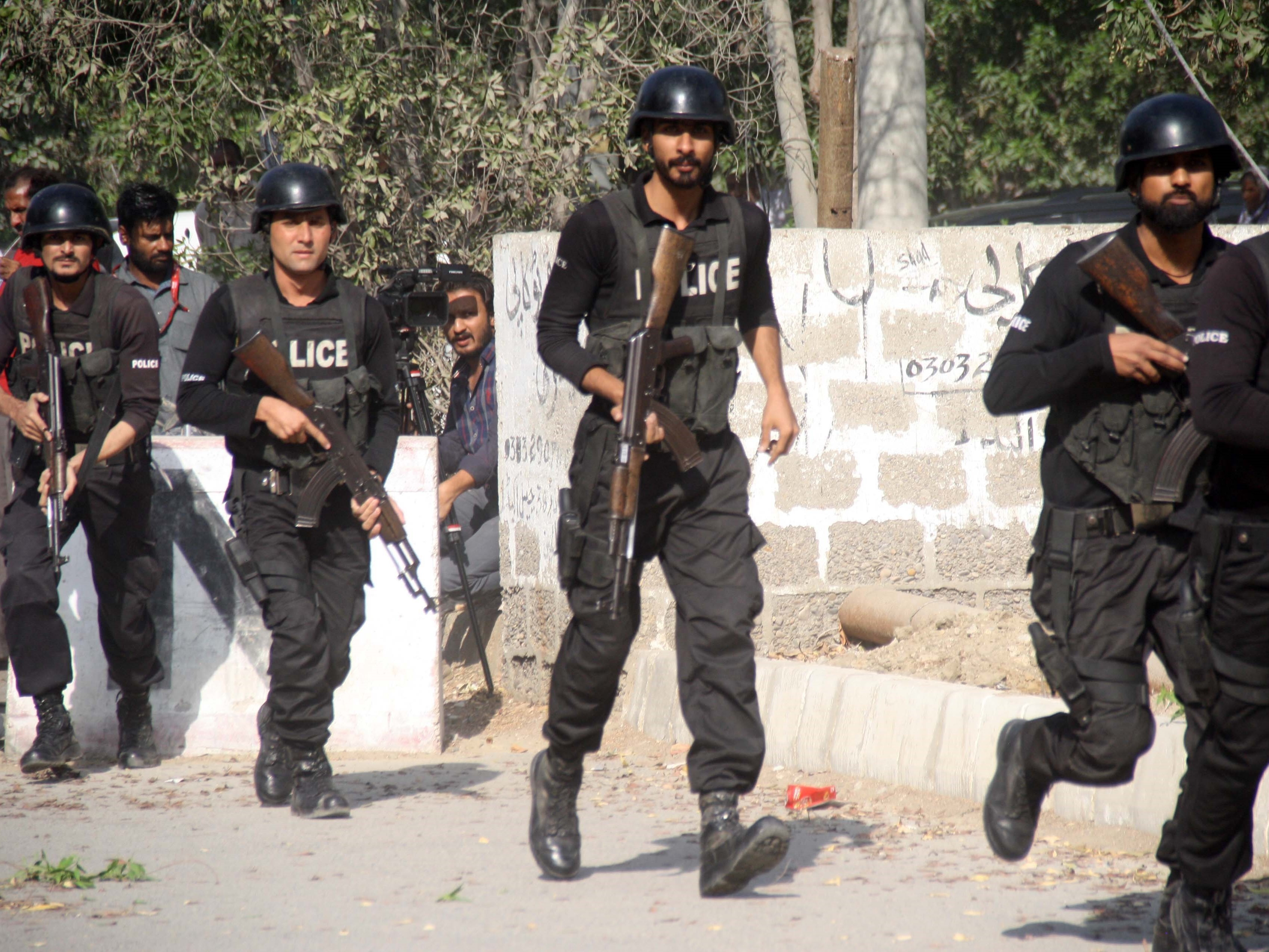 पाकिस्तानमा प्रहरीले अहमदी समुदायका धार्मिक स्थल भत्कायो