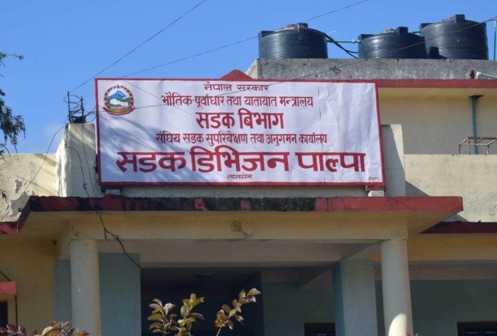 पाल्पामा यी ८ निर्माण व्यवसायीका १० ठेक्का रद्द हुँदै