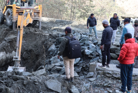 माटो मिसिएको गिट्टीले ढलान गरेपछि जनप्रतिनिधिले भत्काए पर्खाल