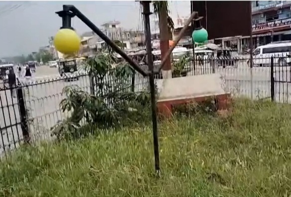 चन्द्रपुरको मुख्य चोकमा रहेको पार्क बन्दै कुरुप: संरक्षणको अभावमा संरचना बेवारिसे