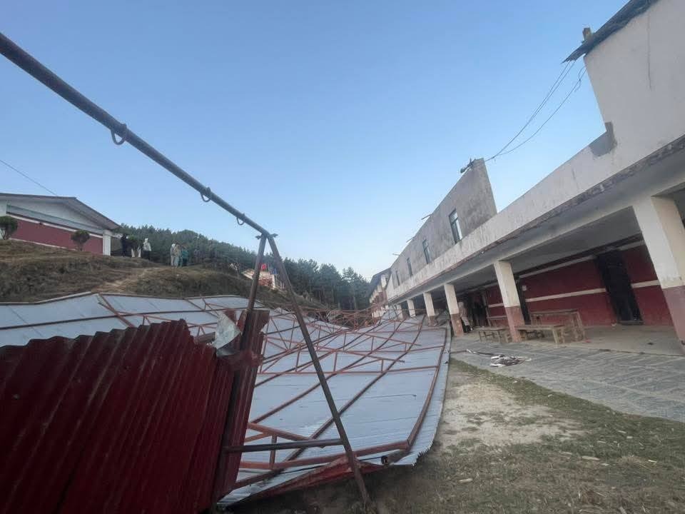 रामेछापमा १० वर्ष यताकै ठुला हावा– हुरी : विद्यालयका छाना उडे, विद्युत सेवा अवरुद्ध