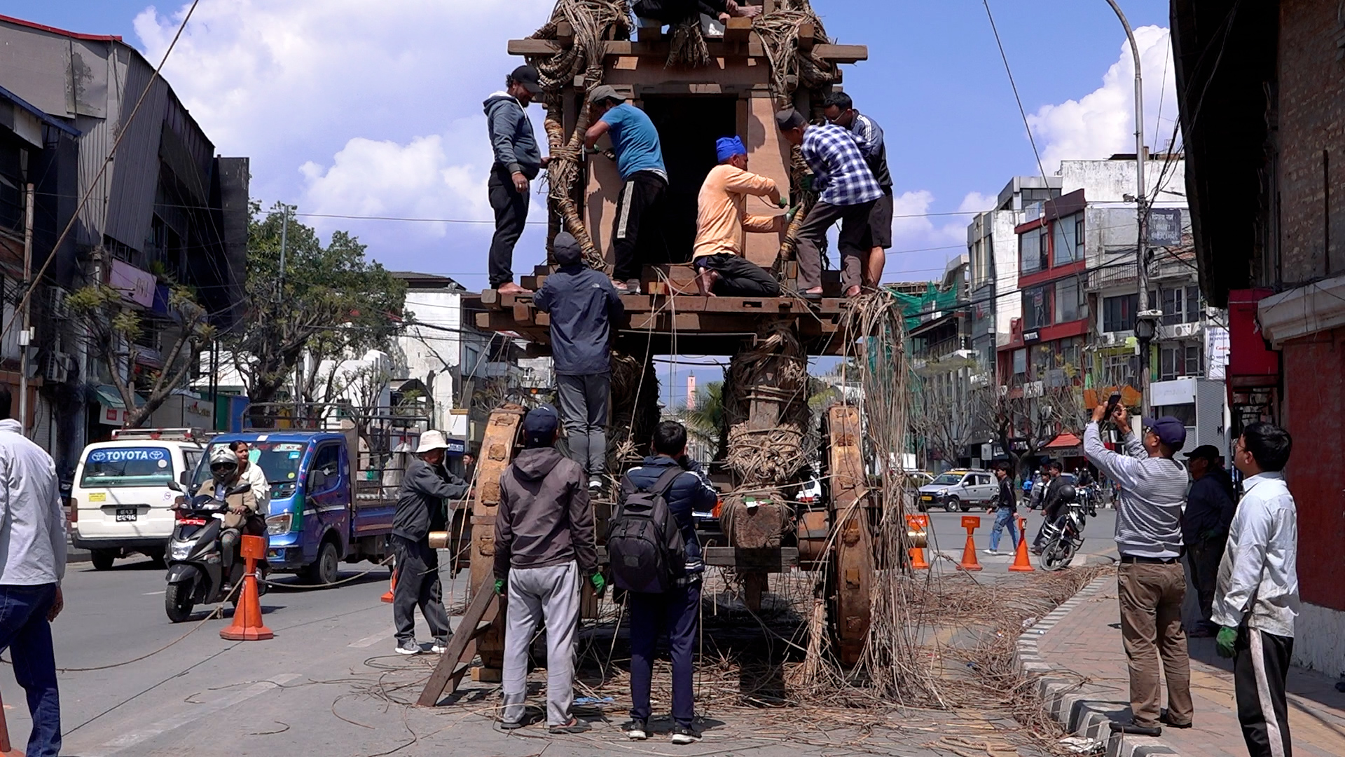 तीनधारामा रथ तयार, सुरु हुँदै ऐतिहासिक सेतो मच्छिन्द्रनाथ जात्रा