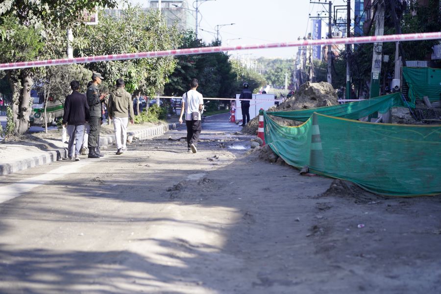 मिनभवनमा मेलम्ची खानेपानीको पाइप फुट्दा सडक अस्तव्यस्त (फोटोफिचर)