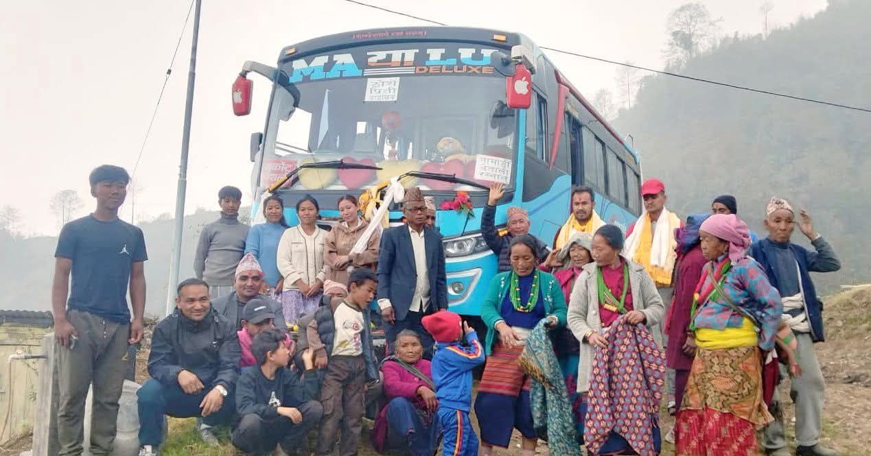 उर्माखुमा पहिलो पटक यात्रुवाहक बस पुग्दा स्थानीयले पूजा गरेर स्वागत