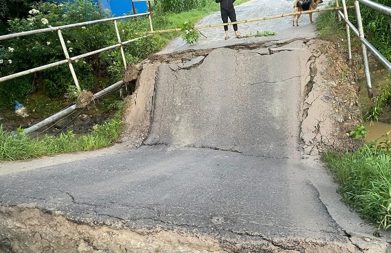 काभ्रेपलाञ्चोकको बनेपामा पुल भाँचियो, यातायात पूर्ण रूपमा अवरुद्ध