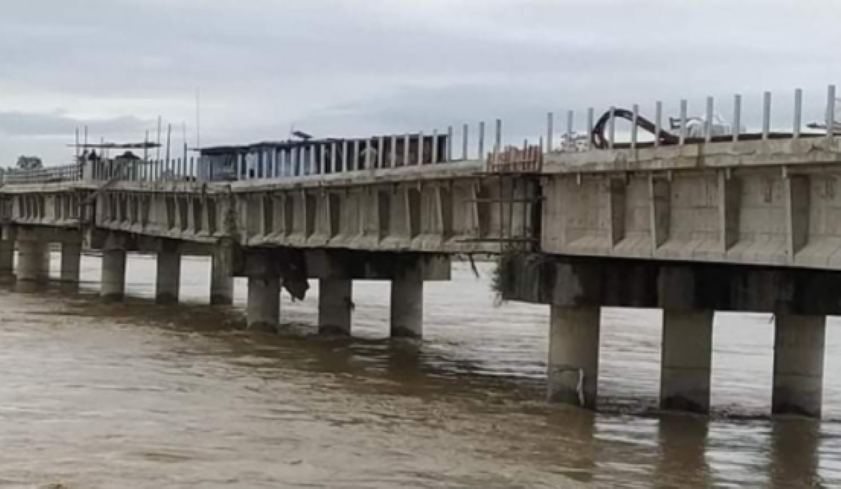 पानीको बहाव थेग्न नसकेपछि फेरि भासियो कमला नदीको पुल