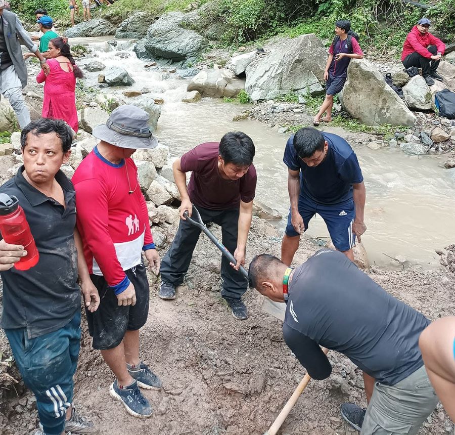 श्रमदान गर्दै धरान उपमहानर प्रमुख राई