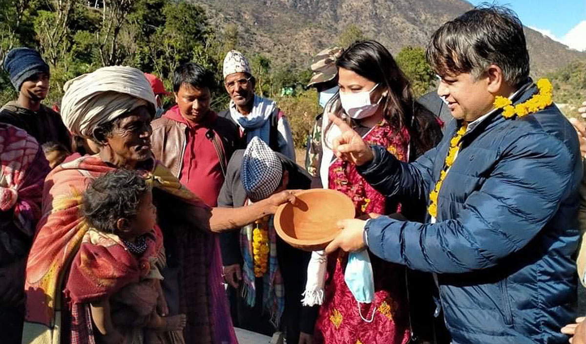 आवास निर्माणको प्रस्ताव लिएर मन्त्री झाँक्री राउटे बस्तीमा