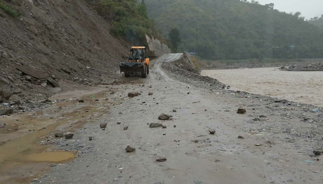 रोशी खोलामा पानीको सतह घटेपछि बिपी राजमार्ग पुन सञ्चालनमा