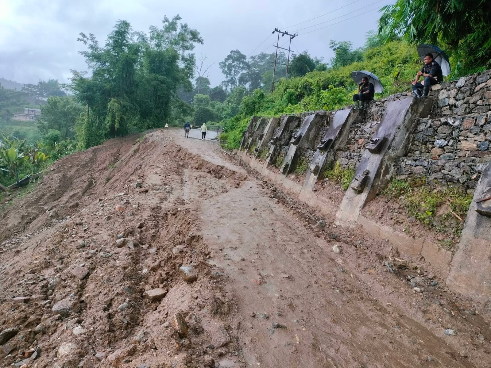 महिना दिनदेखि अवरुद्ध मेची राजमार्ग : माईखोला–राजदुवाली खण्डमा पहिरोको मार