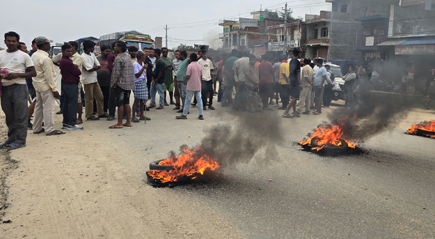 कञ्चनपुर–कमला सडक विस्तारमा ढिलासुस्ती भएको भन्दै पूर्व–पश्चिम राजमार्ग अवरुद्ध