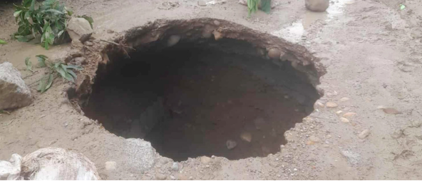 पूर्व–पश्चिम राजमार्गअन्तर्गत नवलपुरको दाउन्ने विश्वकर्मा मन्दिर नजिकै सडकमा भ्वाङ पर्‍यो