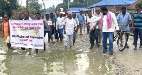 सडक निर्माणका लागि दबाब दिन पूर्वमन्त्रीसहित स्थानीयद्वारा बिहानै मैनबत्ती बालेर प्रदर्शन