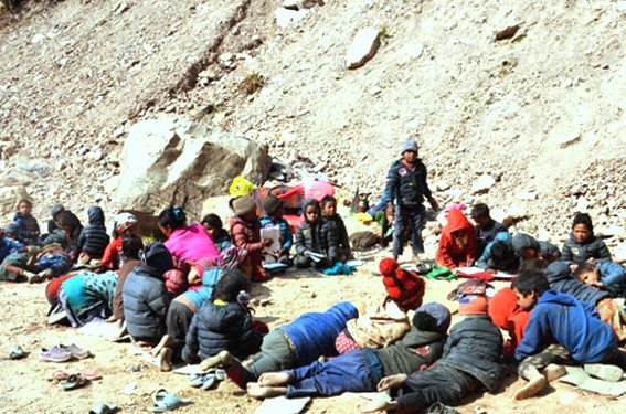 खप्तड छान्ना गाउँपालिकाको  विद्यालय बाढीले बगाएपछि खुल्ला चौरमा पढाइ