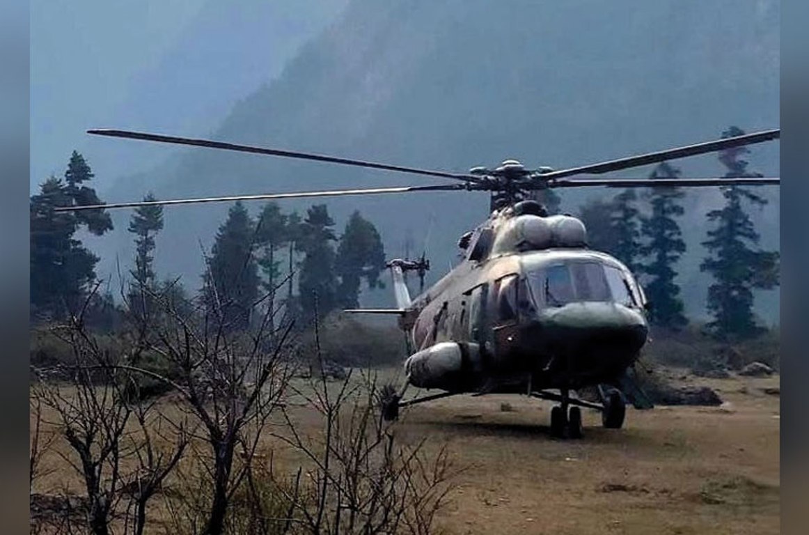 संखुवासभाको तीन मतदान केन्द्रको मतपेटिका हेलिकप्टरबाट खाँदबारी ल्याइयो