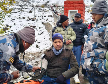 सशस्त्र प्रहरीद्वारा मुक्तिनाथ प्रवेशद्वारमा स्वास्थ्य शिविर सञ्चालन