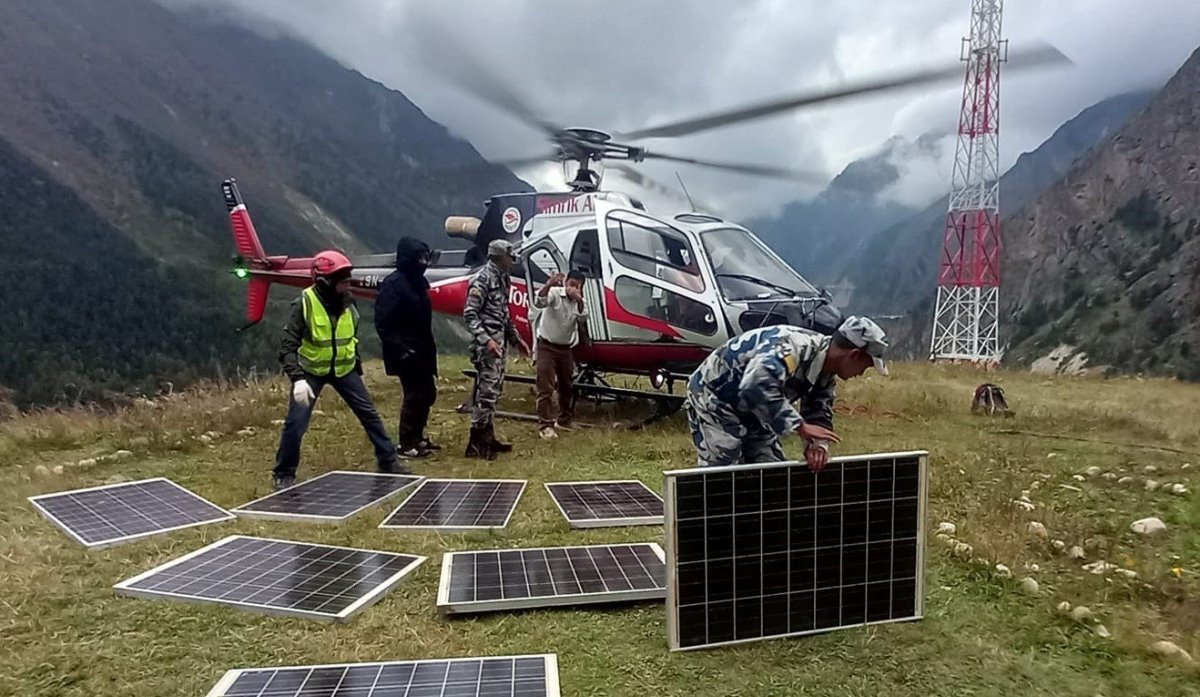 दार्चुलामा टेलिफोन टावर मर्मतका लागि हेलिकोप्टरमार्फत सोलार ढुवानी