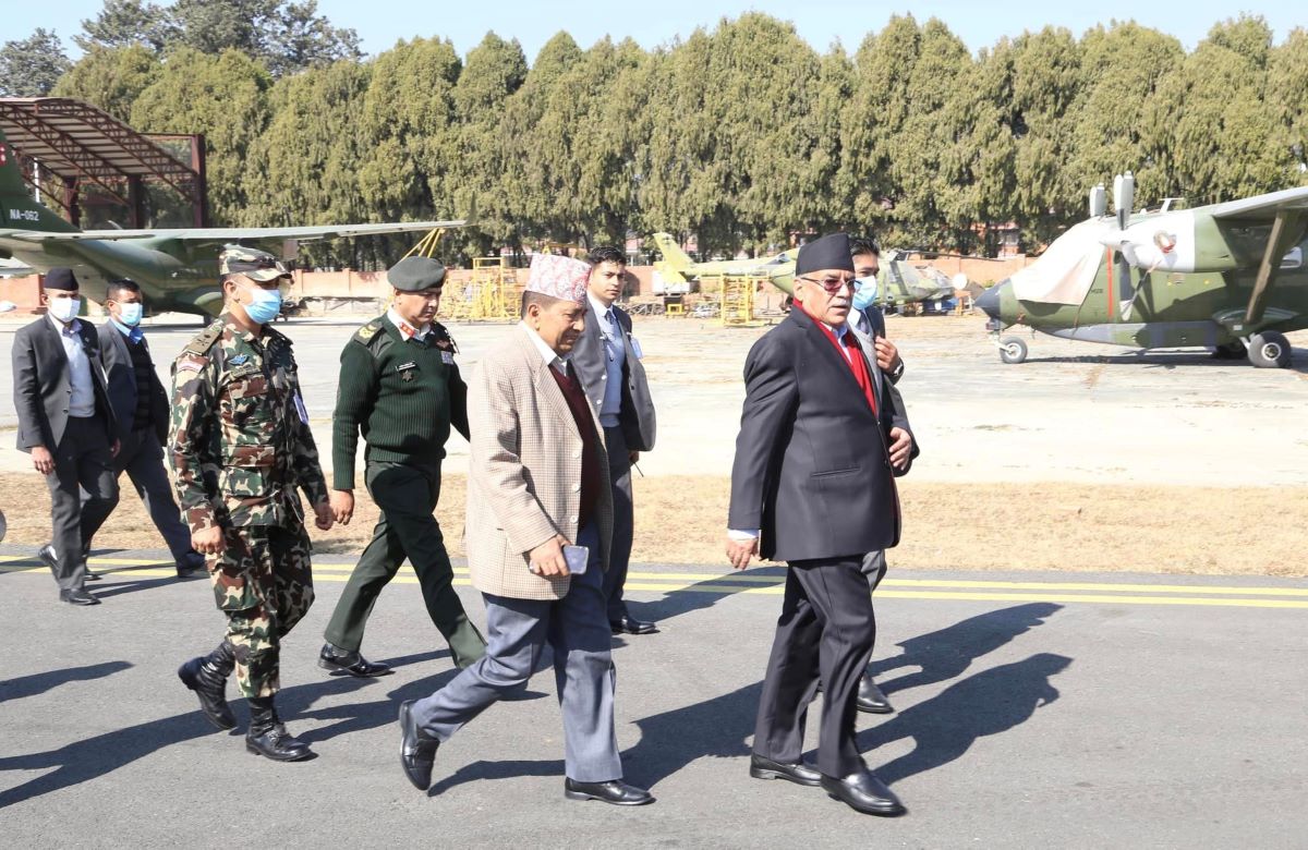 गोरखा महोत्सव उद्घाटन गर्न हेलिकोप्टर चढेर जाँदै प्रधानमन्त्री प्रचण्ड