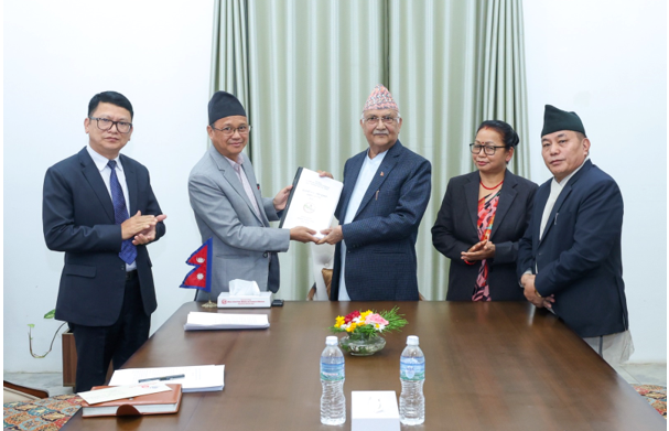 द्रुतमार्गको सुरु विन्दु डुुकुछापमा कायम गर्न प्रधानमन्त्रीसमक्ष सुुझाव प्रतिवेदन हस्तान्तरण