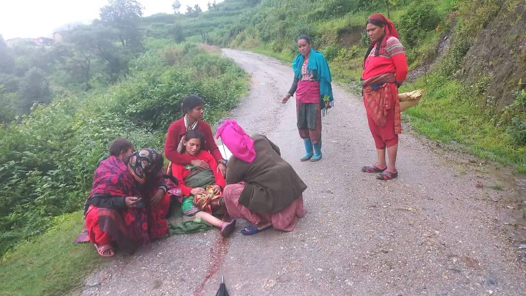 पहुँचमा स्वास्थ्य संस्था नहुँदा बाटोमै सुत्केरी