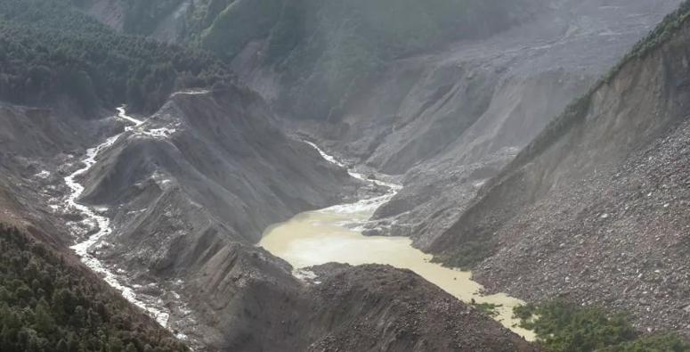 नदी थुनिएर बनेको ताल लगभग रित्तियो तर तीनवटा जलमग्न इलाकामा अझै ठूलो जोखिम