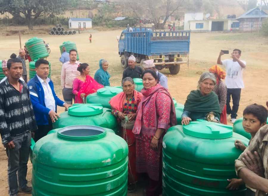 सुनकोशीका स्थानीयलाई पानीको ट्यांकी वितरण 