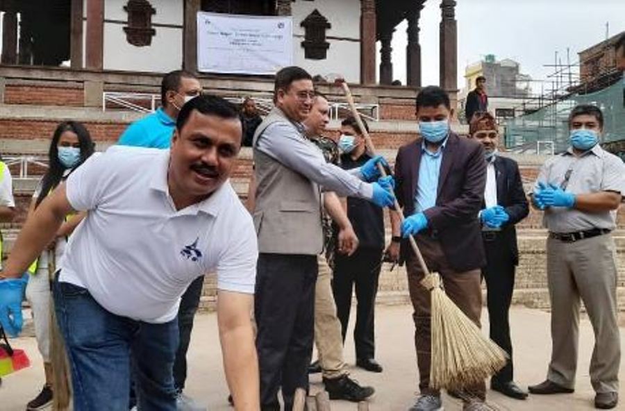 काठमाडौंको पर्यटकीय स्थल सरसफाइ, मन्त्री श्रेष्ठले पनि लगाए झाडु